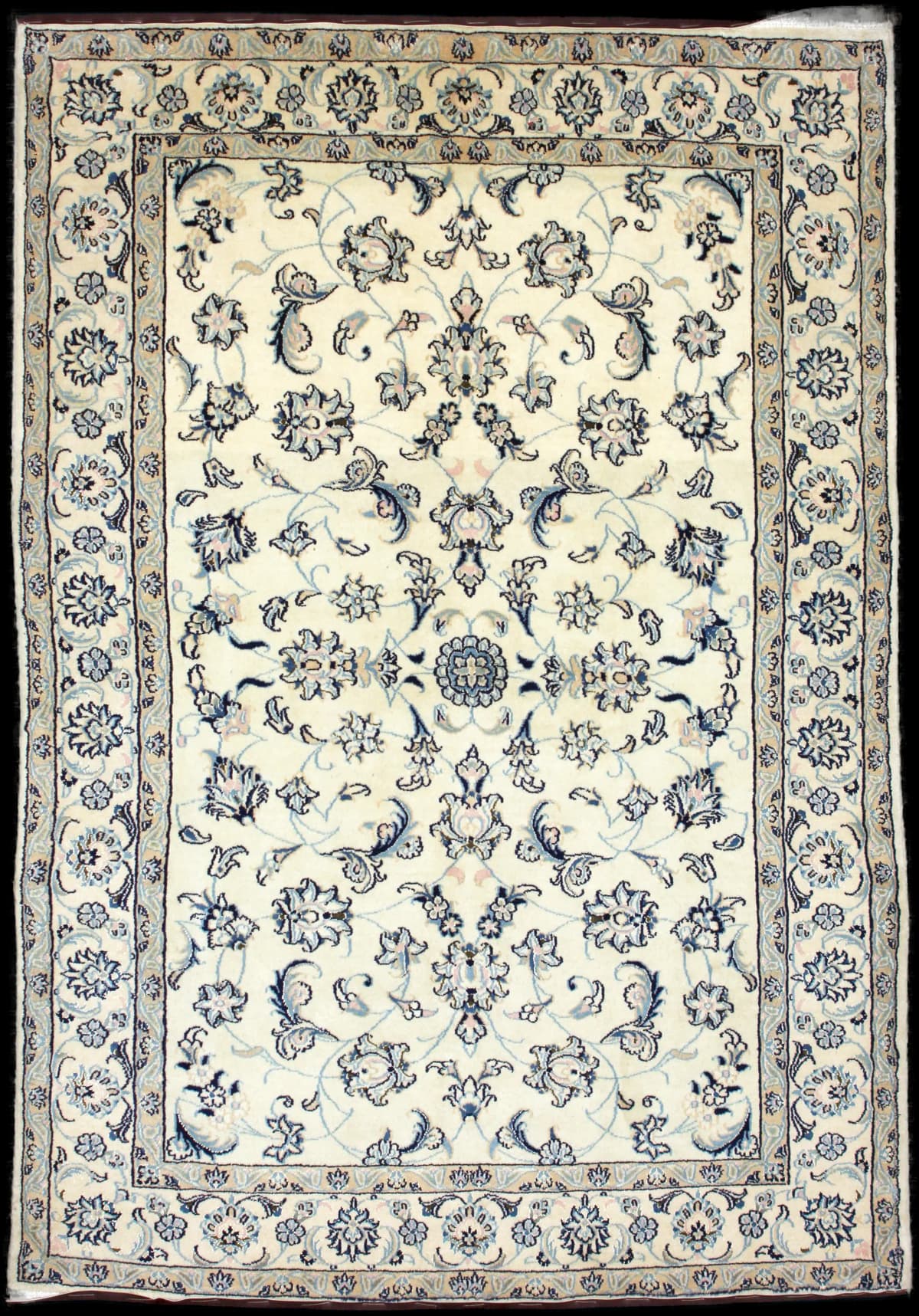 alfombra persa de estilo Nain en dimensiones 235 centímetros de largo por 160 centímetros de ancho con colores principalmente beige y azul