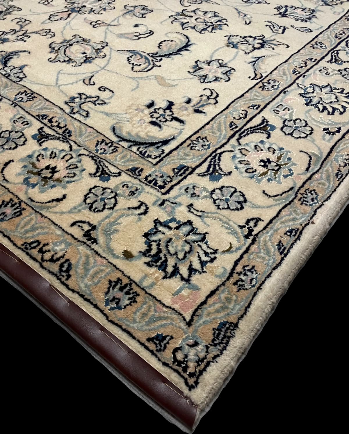 Perserteppich Nain, orientalisch, 160x235 cm, überwiegend in Blau und Weiß — Ecke & Kante