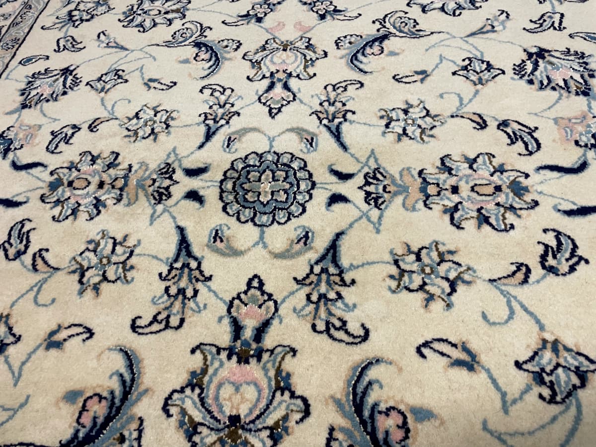 Perserteppich Nain, orientalisch, 160x235 cm, überwiegend in Blau und Weiß — Nahaufnahme der Textur