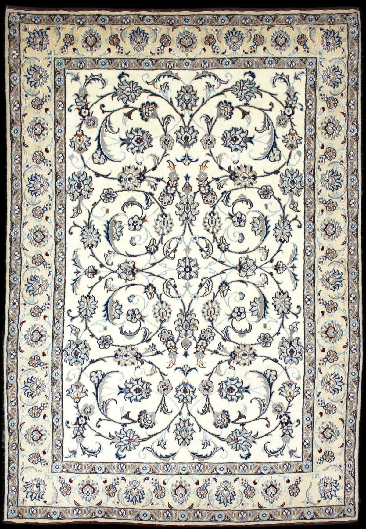 alfombra persa de estilo Nain en dimensiones 240 centímetros de largo por 162 centímetros de ancho con colores principalmente beige y azul
