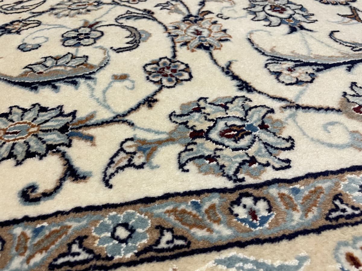 Perserteppich Nain, orientalisch, 162x240 cm, überwiegend in Blau und Weiß — Nahaufnahme der Textur