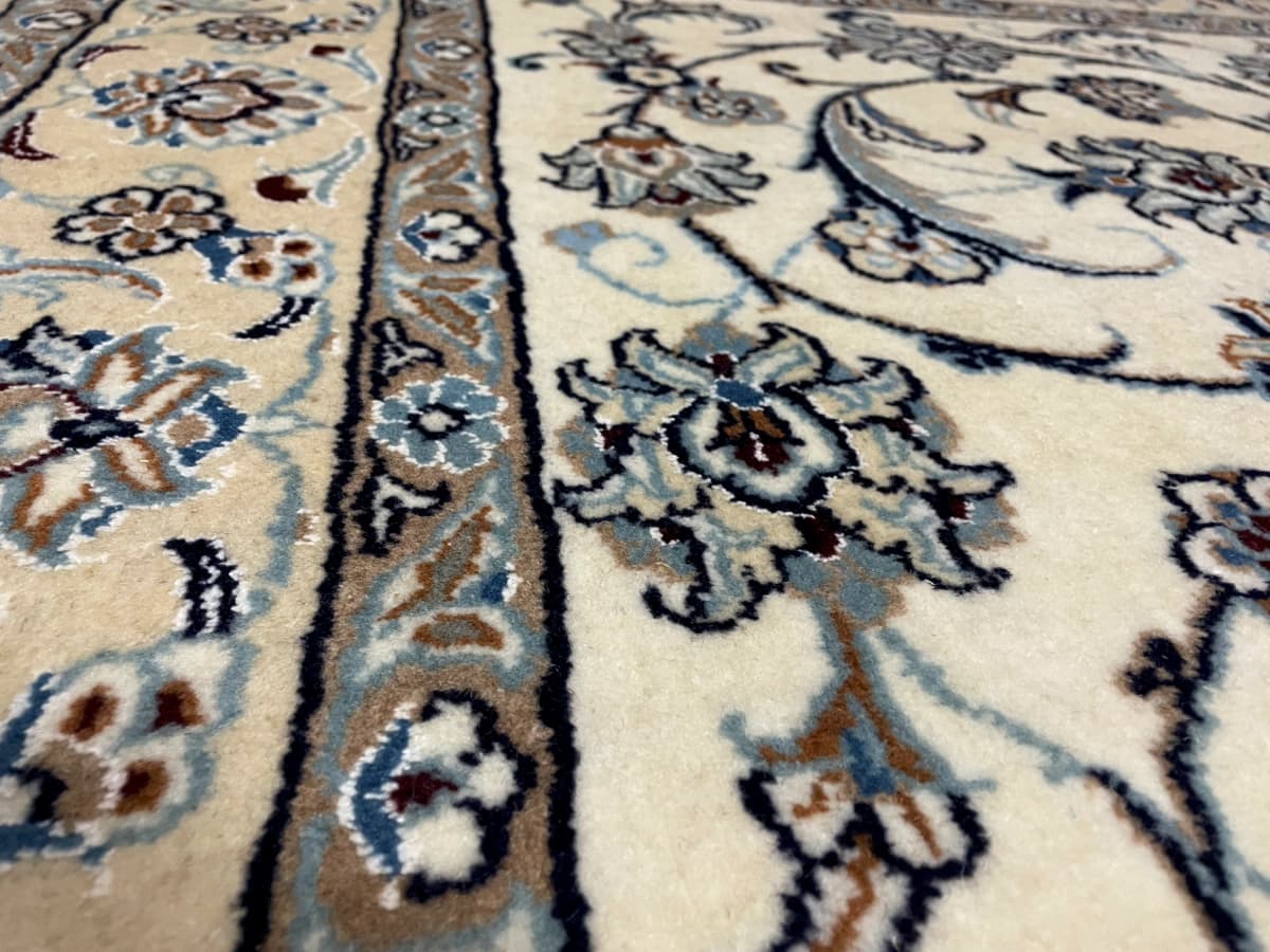 Perserteppich Nain, orientalisch, 162x240 cm, überwiegend in Blau und Weiß — Nahaufnahme der Textur
