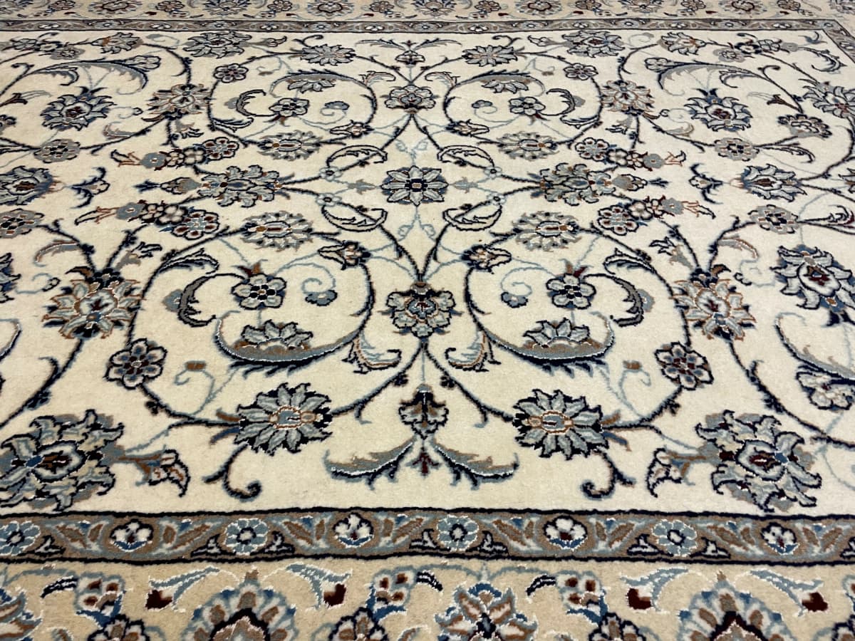 Perserteppich Nain, orientalisch, 162x240 cm, überwiegend in Blau und Weiß — Perspektive