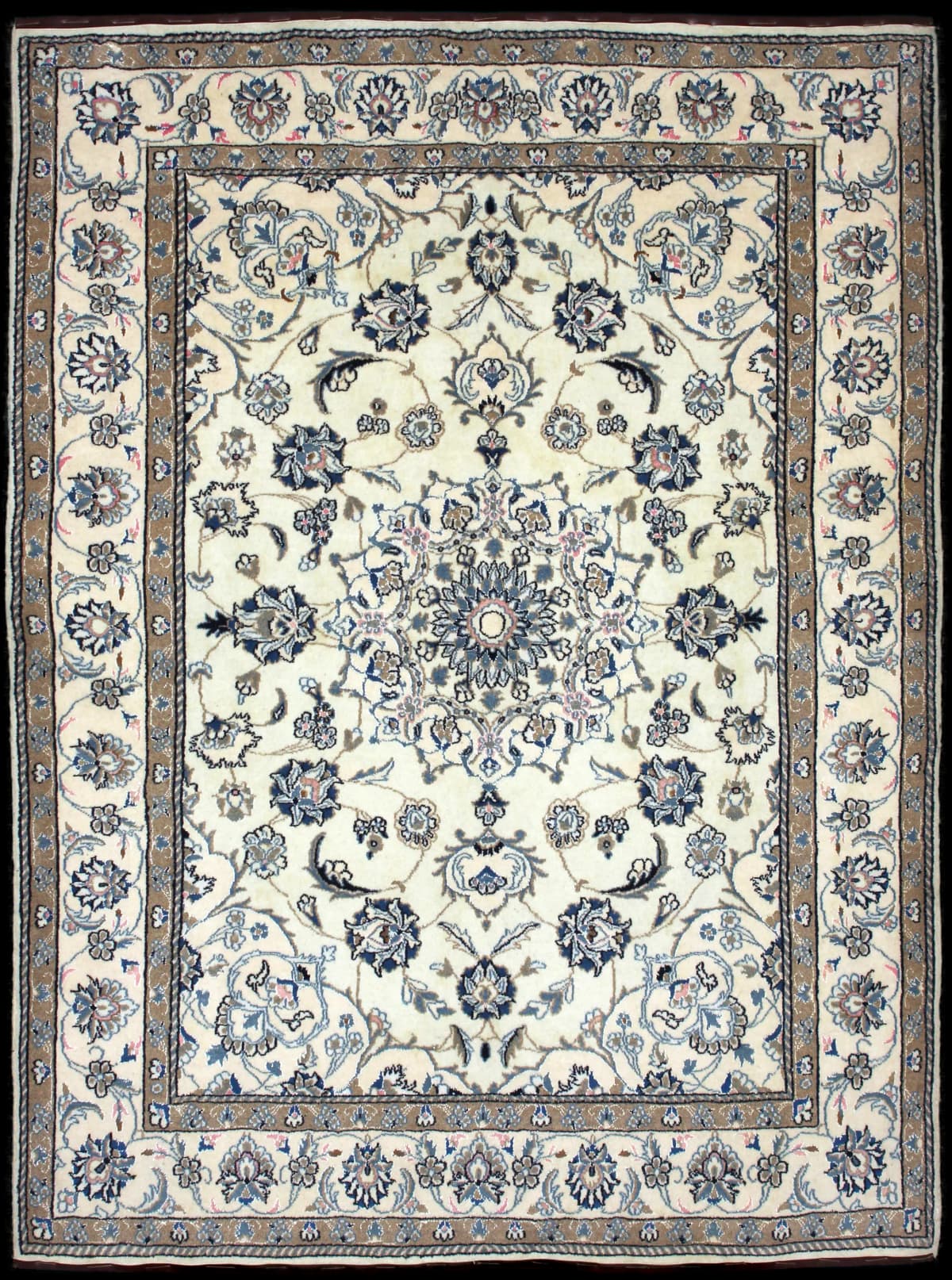 alfombra persa de estilo Nain en dimensiones 227 centímetros de largo por 167 centímetros de ancho con colores principalmente beige y azul