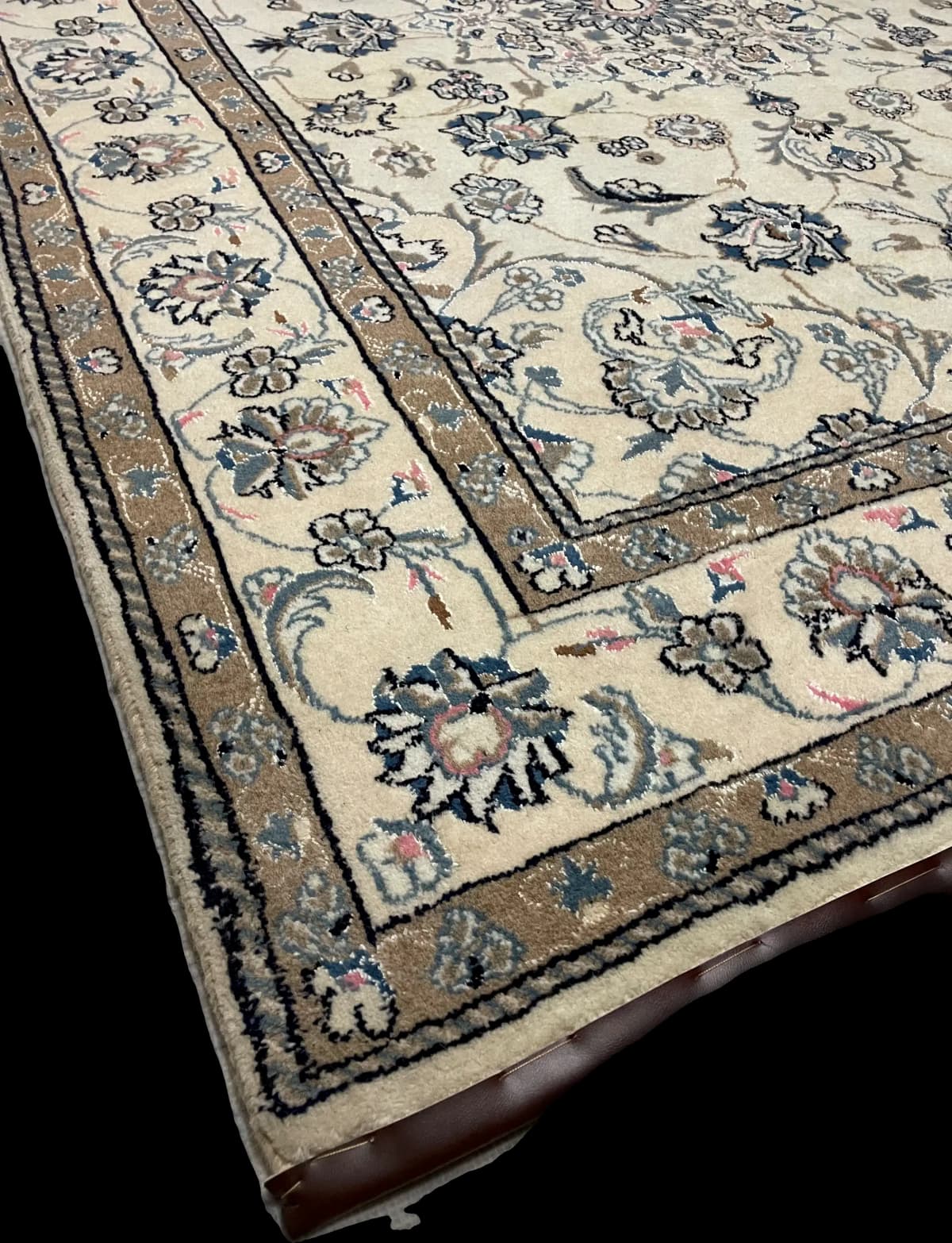 Perserteppich Nain, orientalisch, 167x227 cm, überwiegend in Blau und Weiß — Ecke & Kante