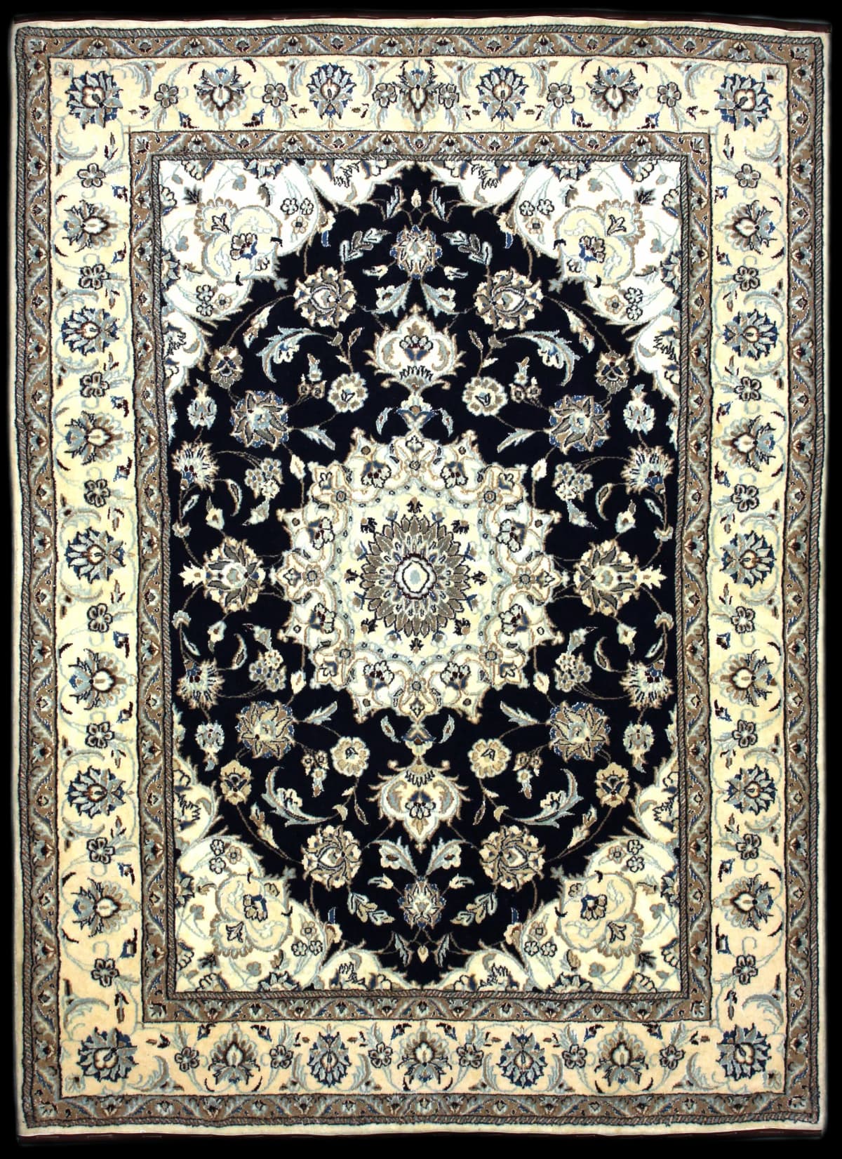 alfombra persa de estilo Nain en dimensiones 229 centímetros de largo por 168 centímetros de ancho con colores principalmente beige y azul