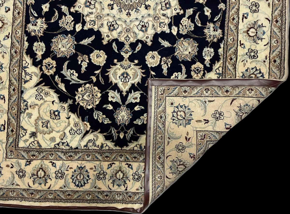 Perserteppich Nain, orientalisch, 168x229 cm, überwiegend in Blau und Weiß — Gefaltet