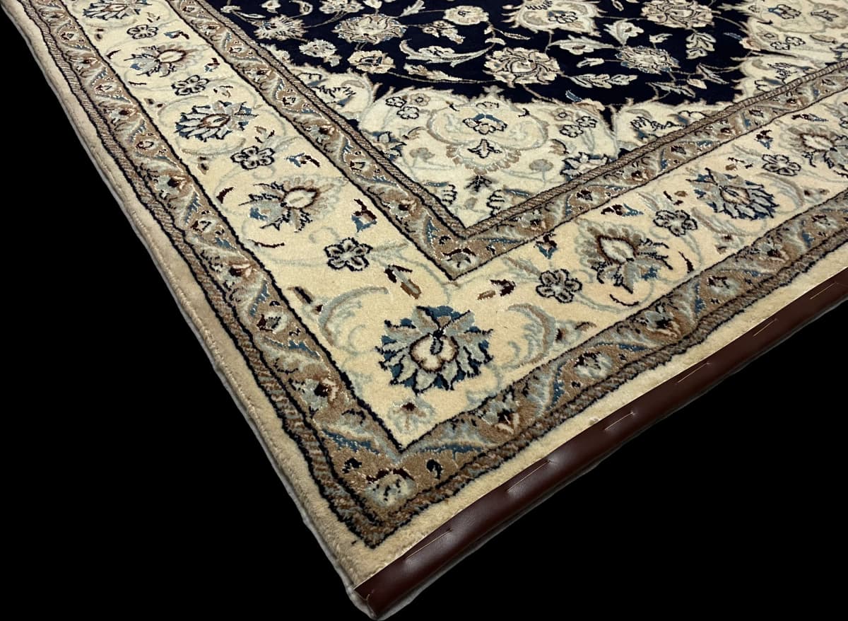 Perserteppich Nain, orientalisch, 168x229 cm, überwiegend in Blau und Weiß — Ecke & Kante