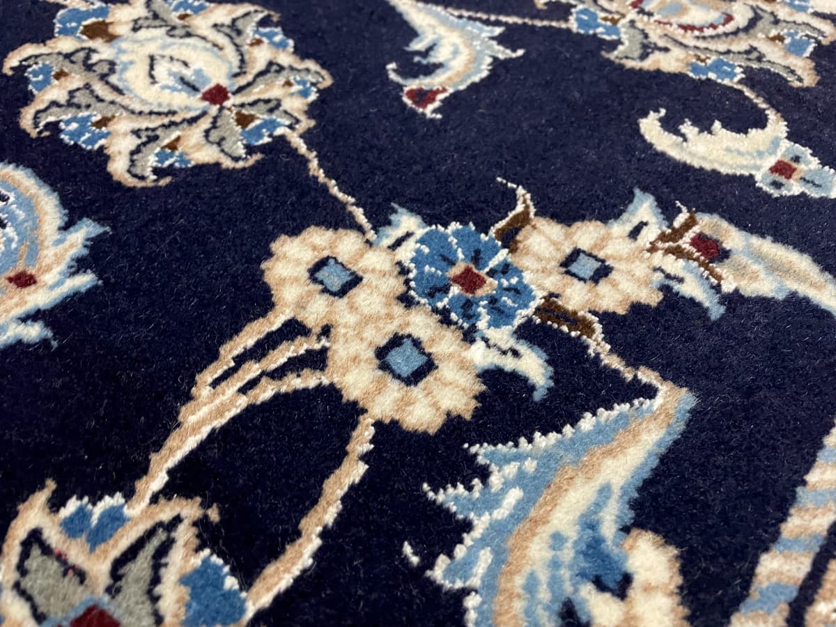 Perserteppich Nain, orientalisch, 168x234 cm, überwiegend in Blau — Nahaufnahme der Textur