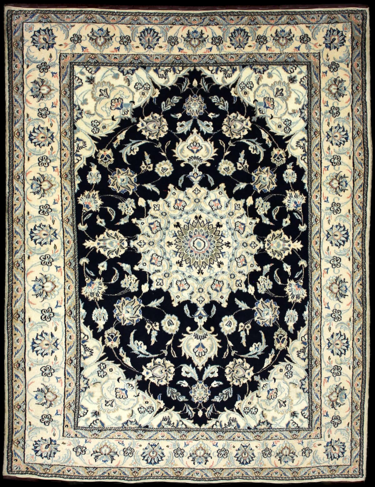 alfombra persa de estilo Nain en dimensiones 227 centímetros de largo por 170 centímetros de ancho con colores principalmente beige y azul