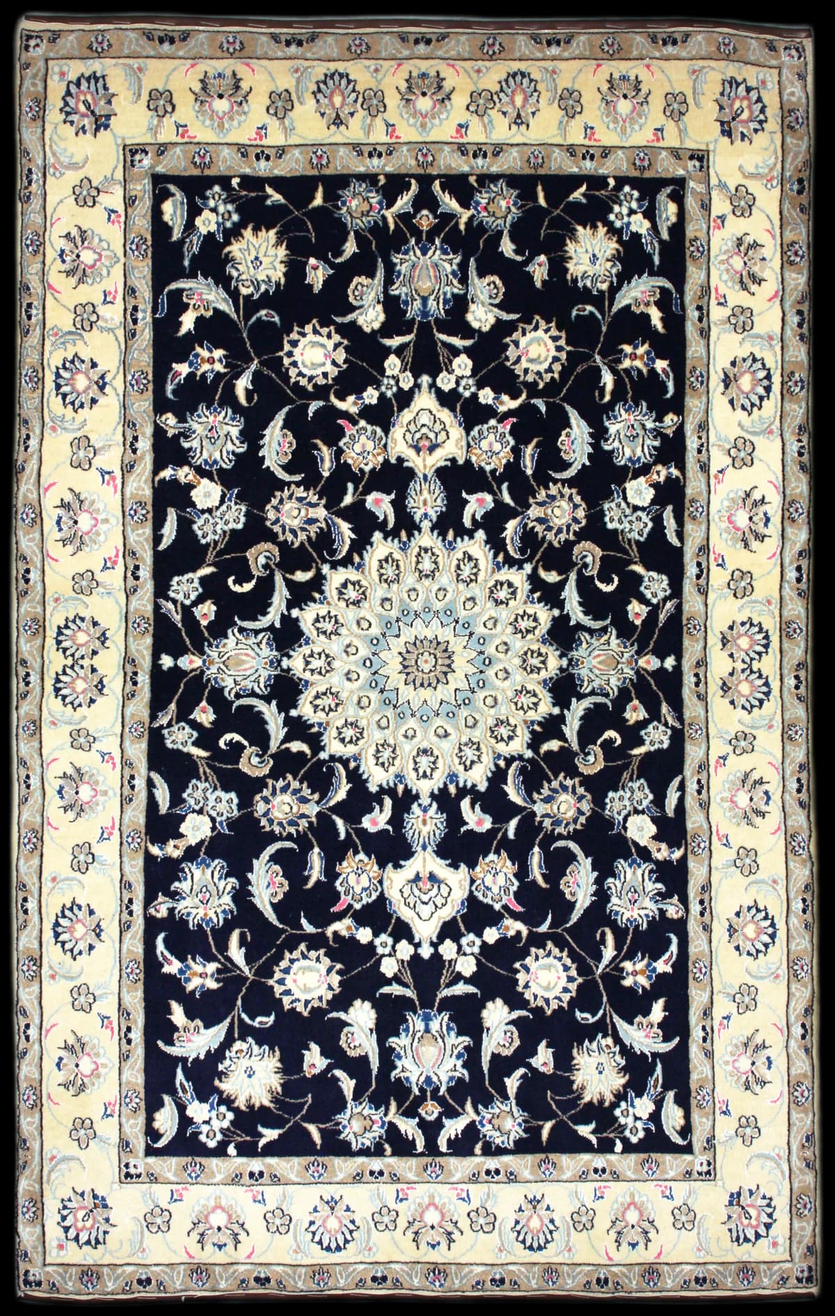 alfombra persa de estilo Nain en dimensiones 252 centímetros de largo por 160 centímetros de ancho con colores principalmente beige y azul