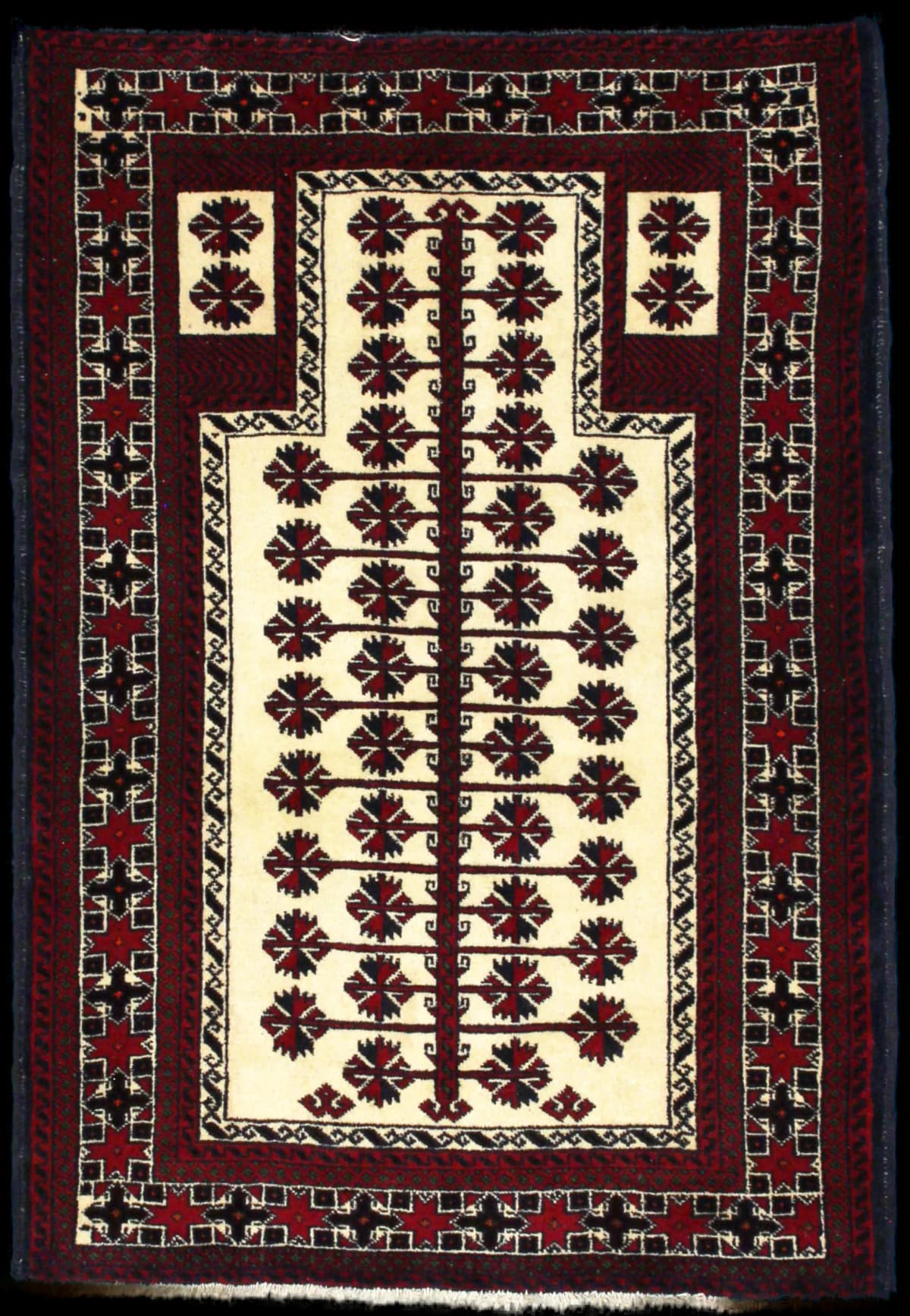 alfombra persa de estilo turcomana en dimensiones 145 centímetros de largo por 101 centímetros de ancho con colores principalmente beige y rojo
