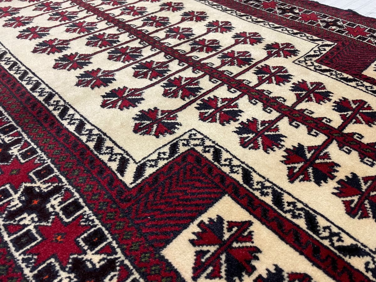 Tapis persan turkmène, oriental, 101x145 cm, principalement beige et rouge — Gros plan de la texture