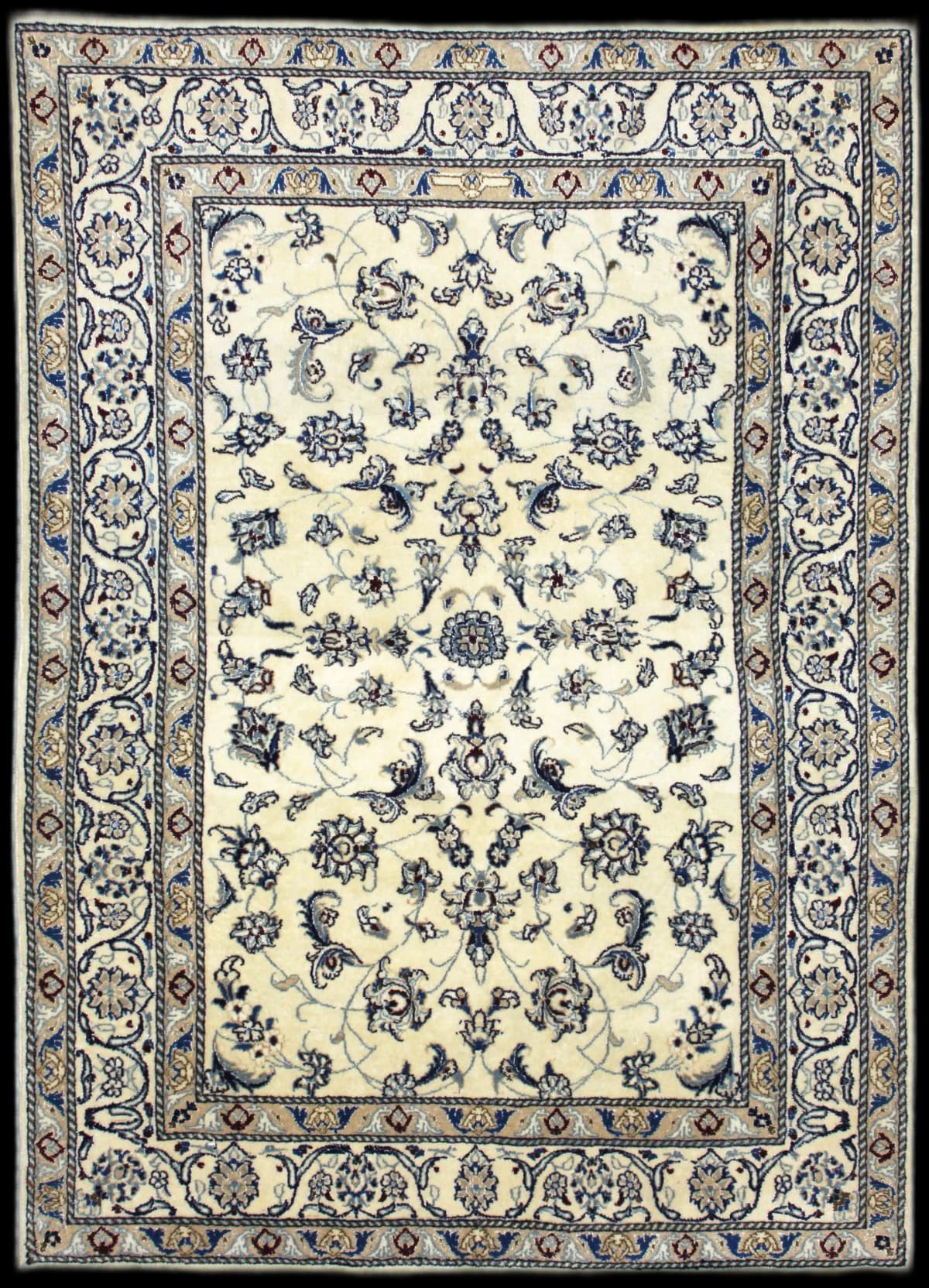 alfombra persa de estilo Nain en dimensiones 230 centímetros de largo por 159 centímetros de ancho con colores principalmente beige y azul