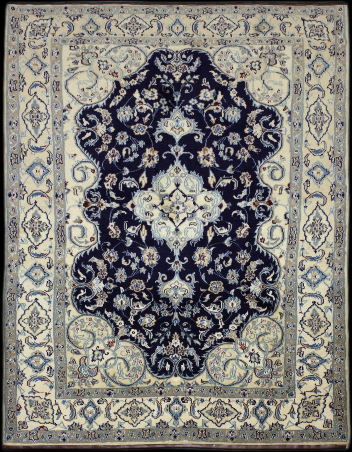 alfombra persa en dimensiones 230 centímetros de largo por 162 centímetros de ancho con colores principalmente verde