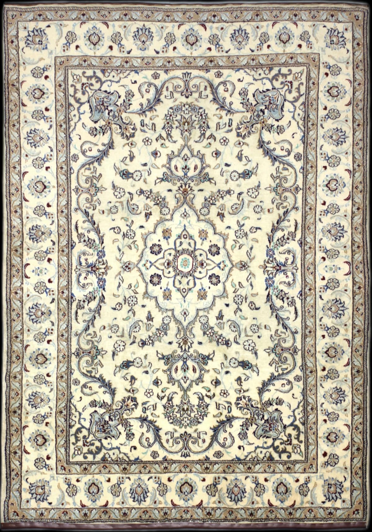 alfombra persa de estilo Nain en dimensiones 236 centímetros de largo por 165 centímetros de ancho con colores principalmente beige