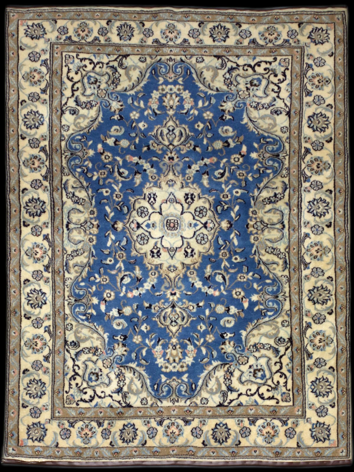 alfombra persa en dimensiones 238 centímetros de largo por 168 centímetros de ancho con colores principalmente beige y azul