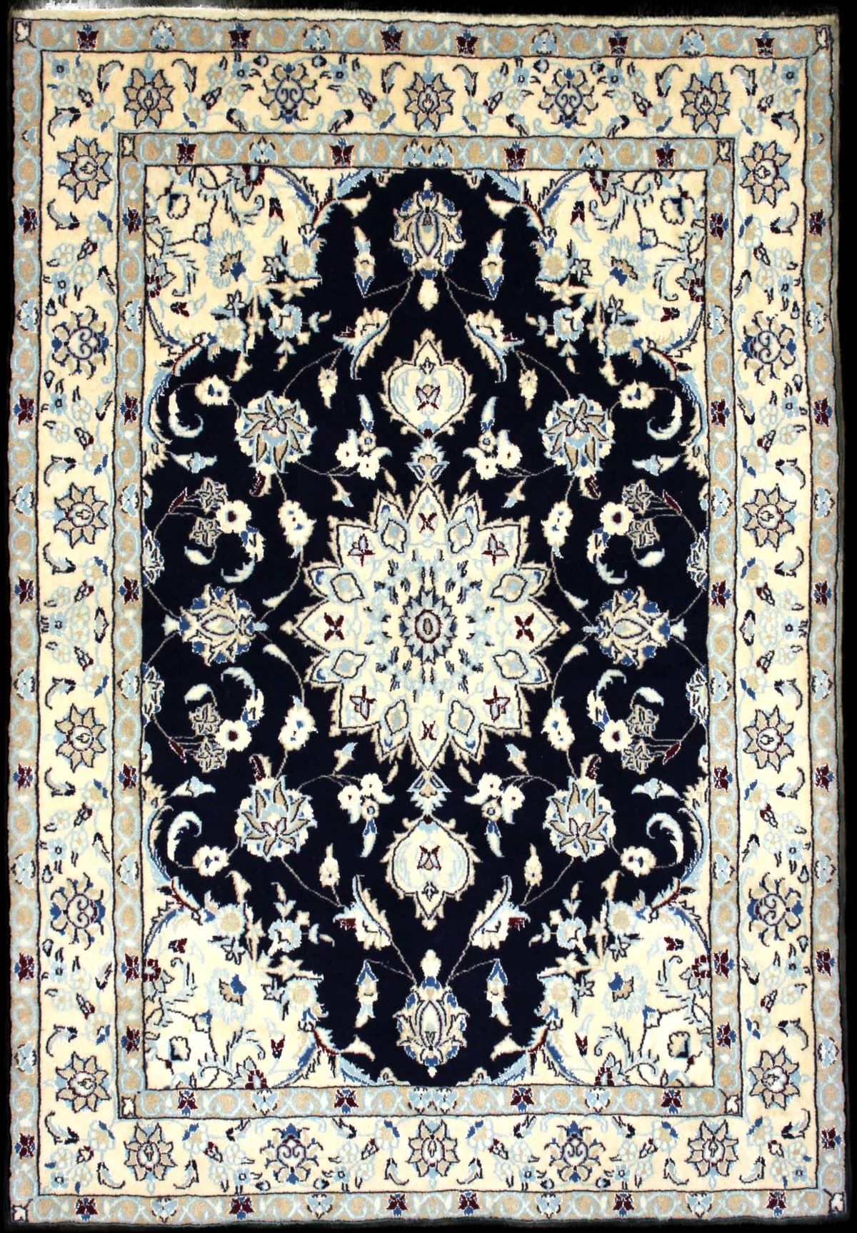 alfombra persa de estilo Nain en dimensiones 214 centímetros de largo por 148 centímetros de ancho con colores principalmente beige y azul