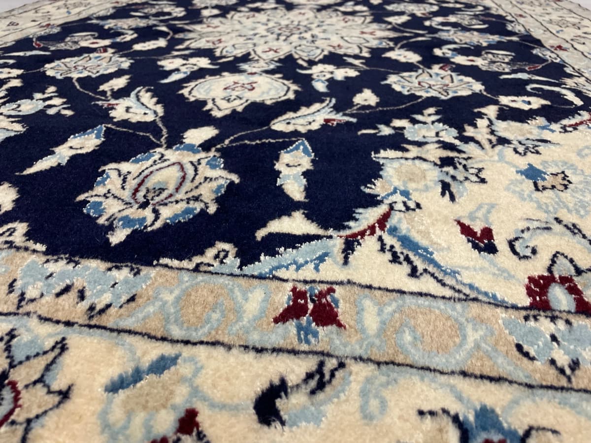 Perserteppich Nain, orientalisch, 148x214 cm, überwiegend in Blau und Weiß — Nahaufnahme der Textur