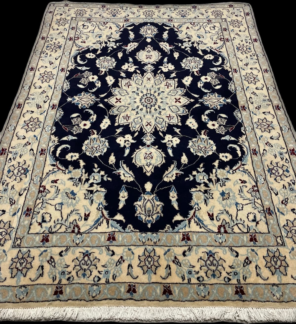 Perserteppich Nain, orientalisch, 148x214 cm, überwiegend in Blau und Weiß — Perspektive
