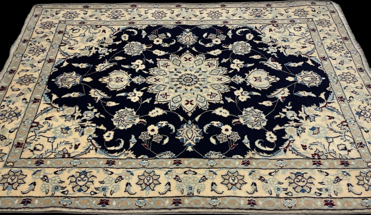 Perserteppich Nain, orientalisch, 148x214 cm, überwiegend in Blau und Weiß — Perspektive