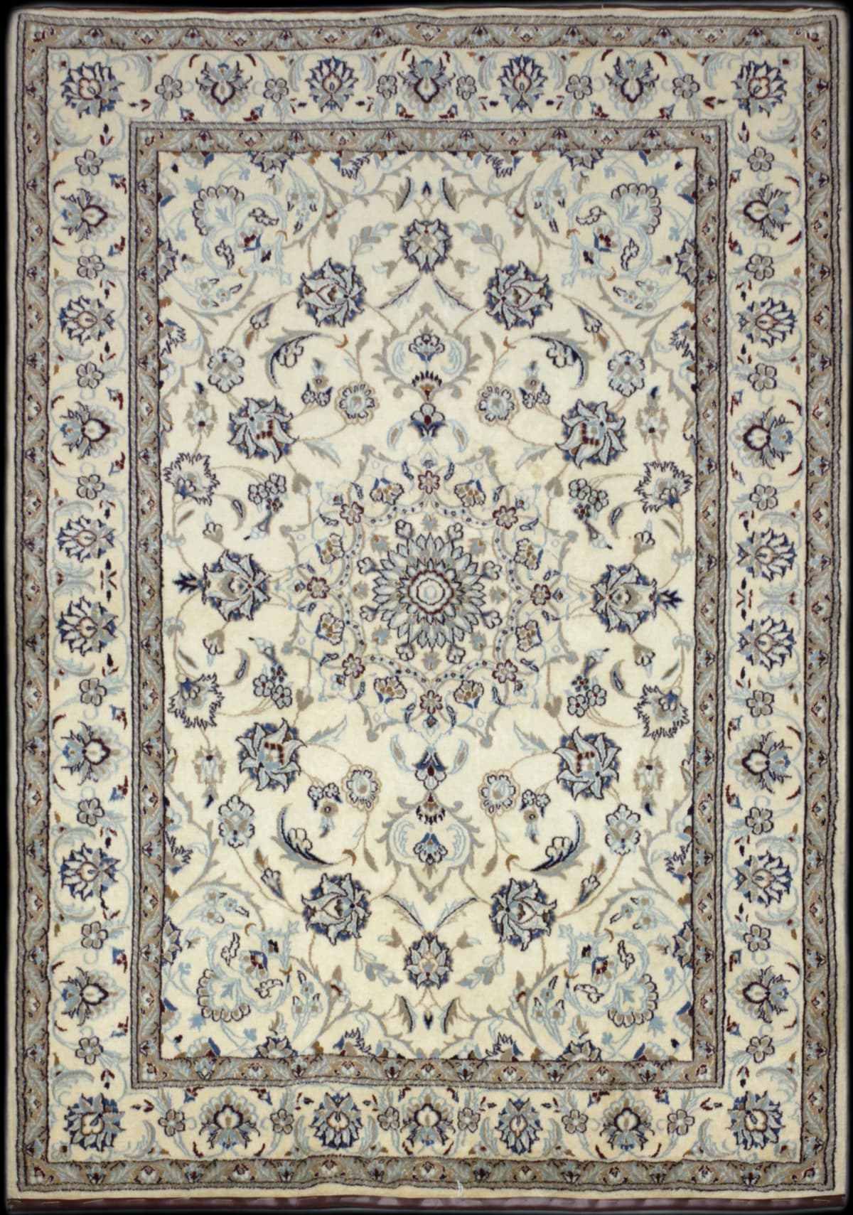 alfombra persa de estilo Nain en dimensiones 242 centímetros de largo por 170 centímetros de ancho con colores principalmente beige