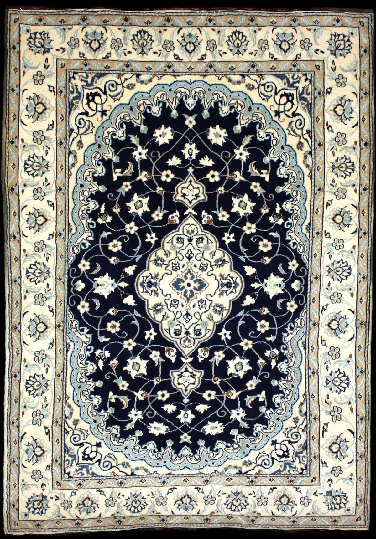 alfombra persa de estilo Nain en dimensiones 238 centímetros de largo por 160 centímetros de ancho con colores principalmente beige y azul