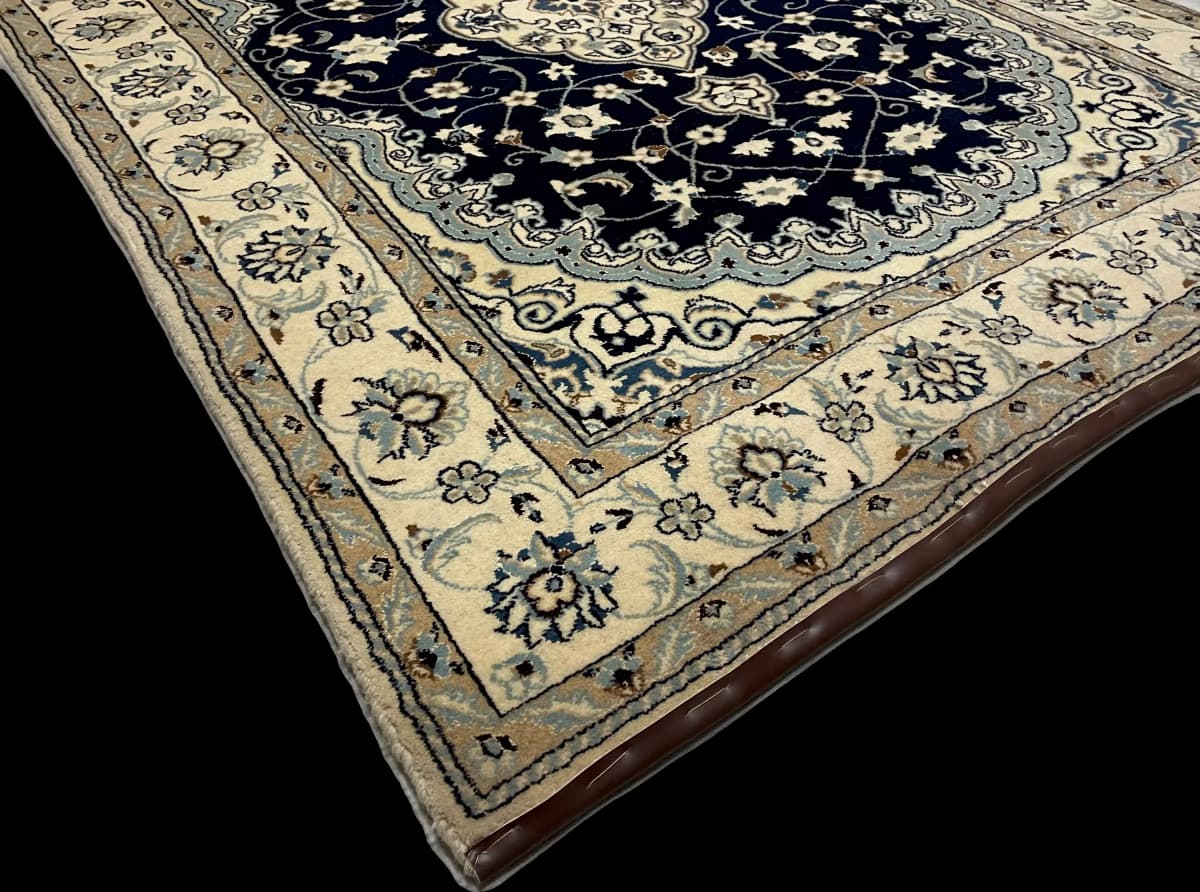Perserteppich Nain, orientalisch, 160x238 cm, überwiegend in Blau und Weiß — Ecke & Kante