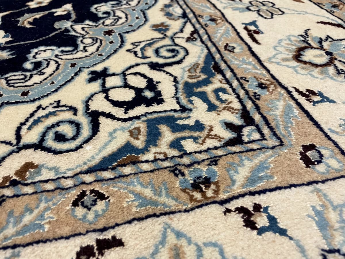 Perserteppich Nain, orientalisch, 160x238 cm, überwiegend in Blau und Weiß — Nahaufnahme der Textur