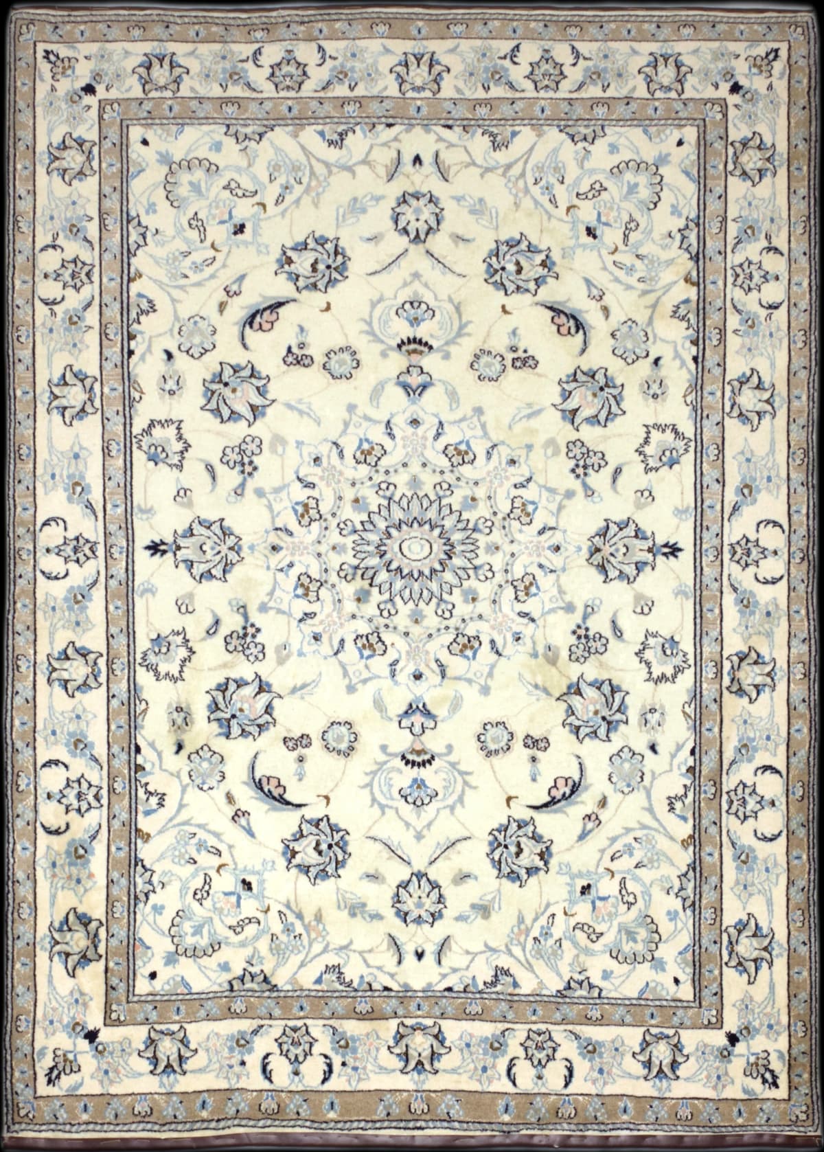 persischer Teppich im Nain Stil in den Maßen 232 Zentimeter Länge mal 166 Zentimeter Breite mit überwiegend beige Farben