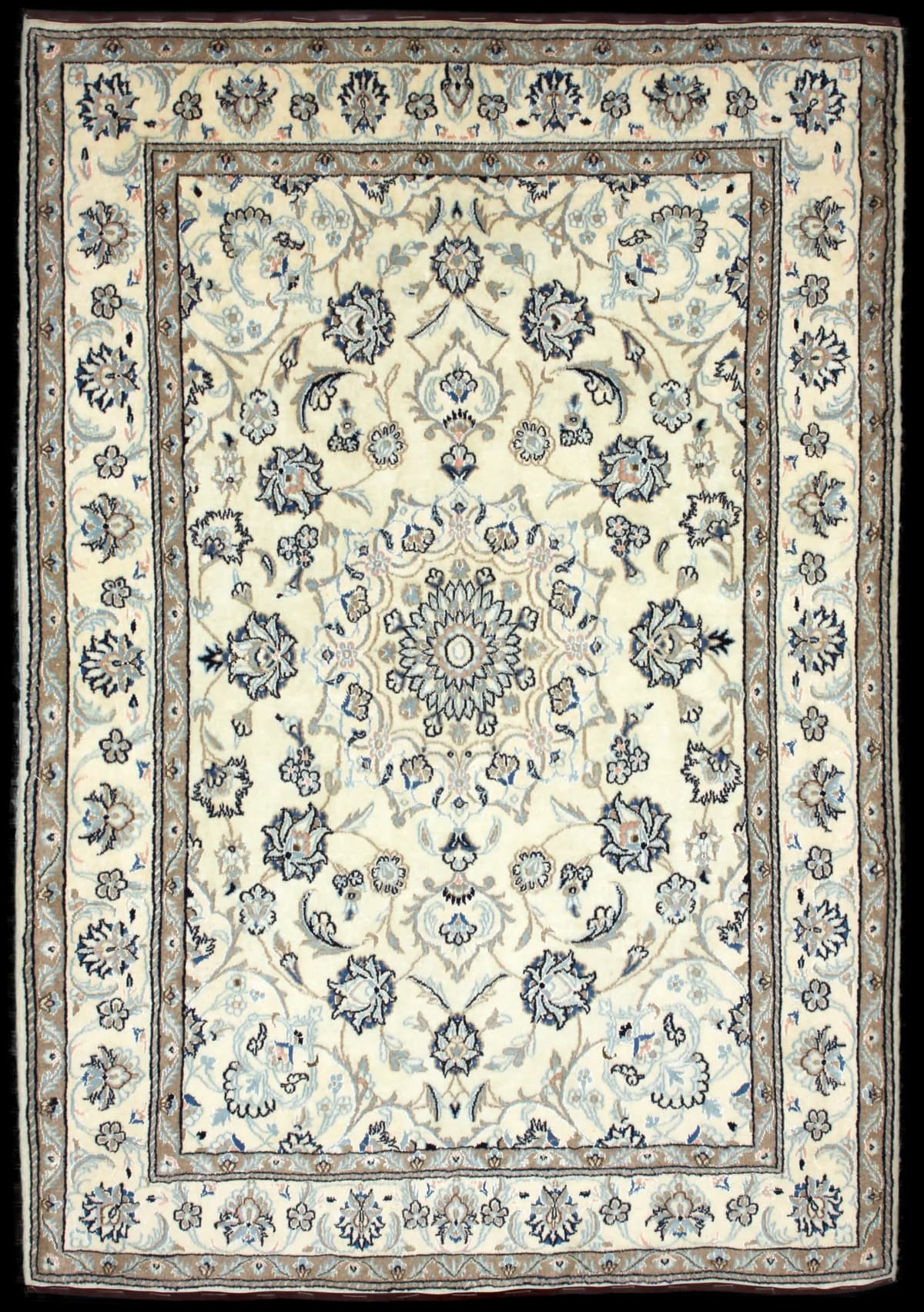 alfombra persa de estilo Nain en dimensiones 230 centímetros de largo por 162 centímetros de ancho con colores principalmente beige
