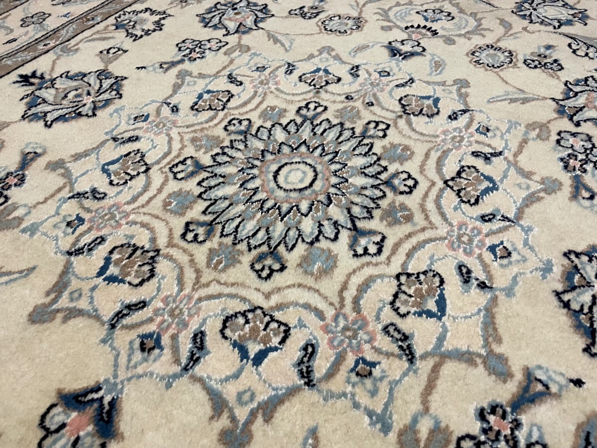 Tapis persan Nain, oriental, 162x230 cm, principalement blanc — Gros plan de la texture