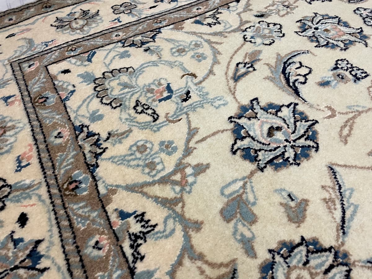 Tapis persan Nain, oriental, 162x230 cm, principalement blanc — Gros plan de la texture