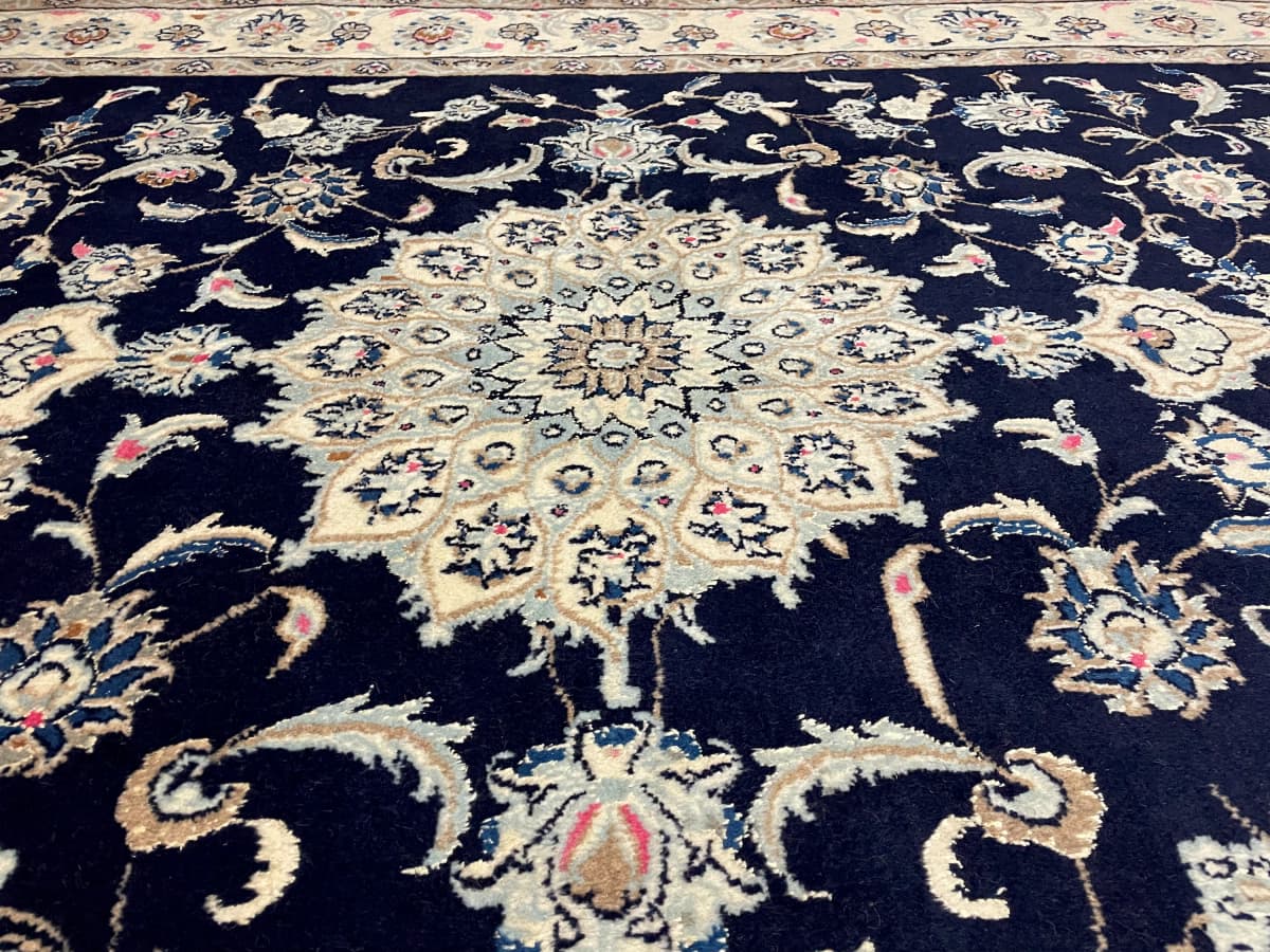 Perserteppich Nain, orientalisch, 168x232 cm, überwiegend in Blau — Nahaufnahme der Textur