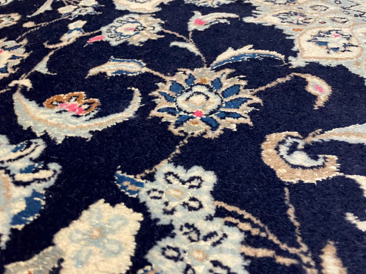 Perserteppich Nain, orientalisch, 168x232 cm, überwiegend in Blau — Nahaufnahme der Textur