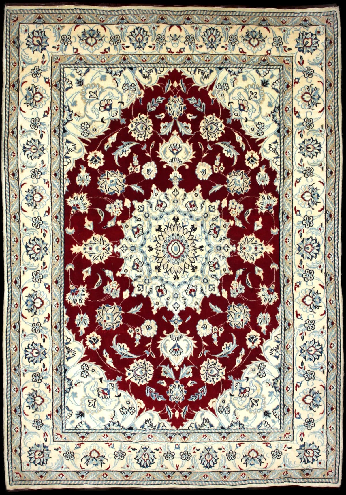 alfombra persa de estilo Nain en dimensiones 240 centímetros de largo por 170 centímetros de ancho con colores principalmente beige y rojo