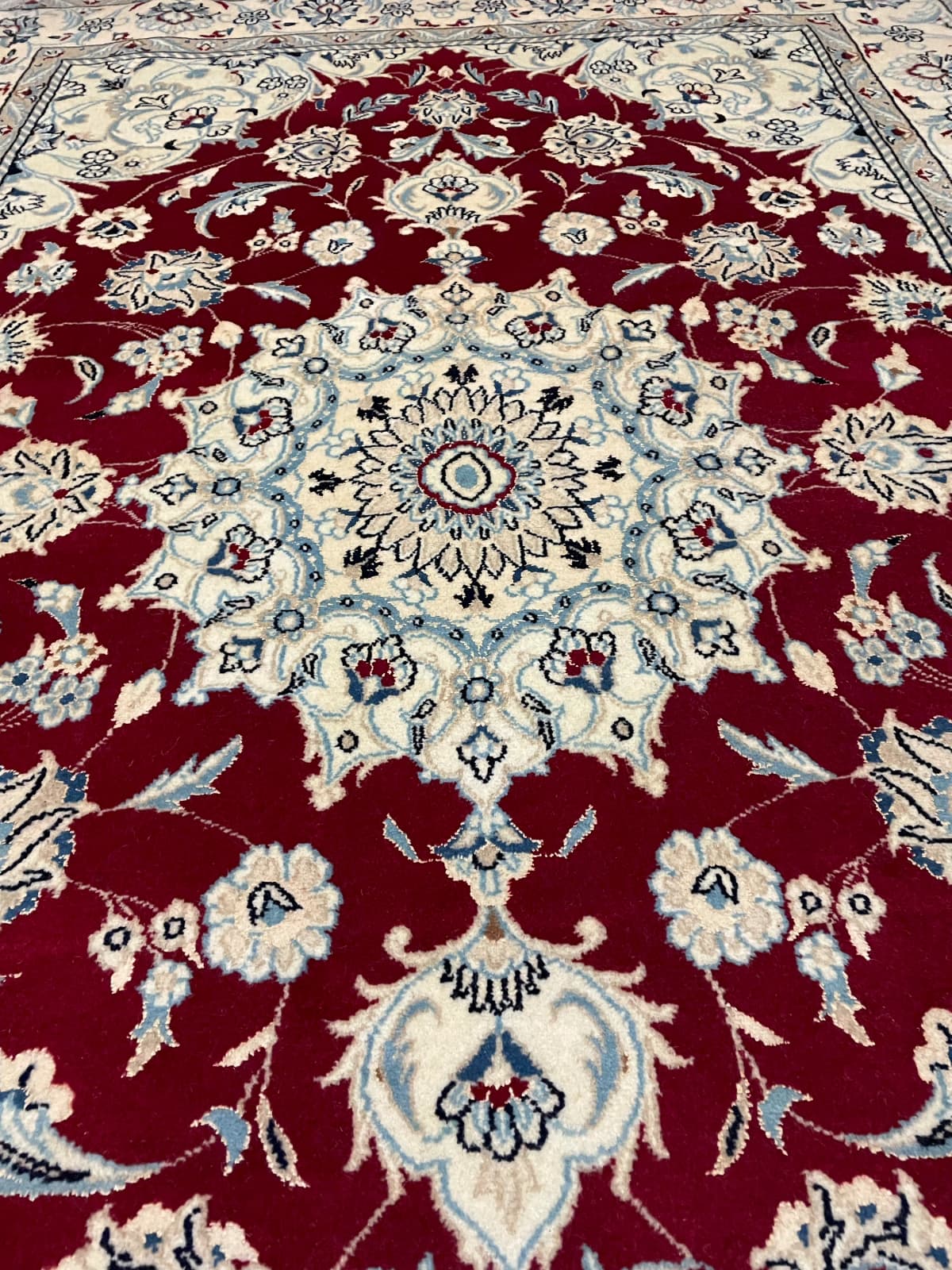 Perserteppich Nain, orientalisch, 170x240 cm, überwiegend in Rot und Weiß — Nahaufnahme der Textur