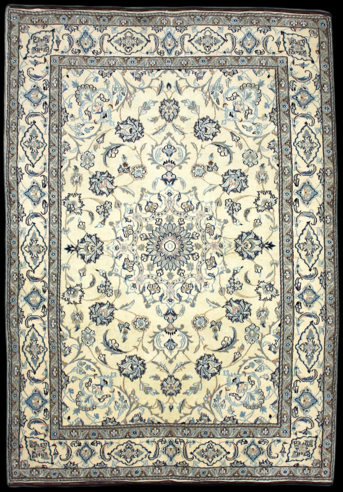 alfombra persa de estilo Nain en dimensiones 237 centímetros de largo por 167 centímetros de ancho con colores principalmente beige y azul