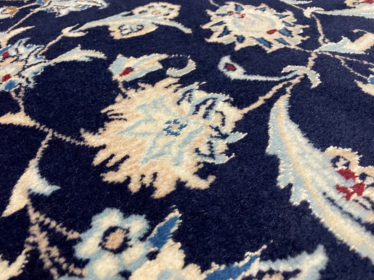 Perserteppich Nain, orientalisch, 165x234 cm, überwiegend in Blau — Nahaufnahme der Textur