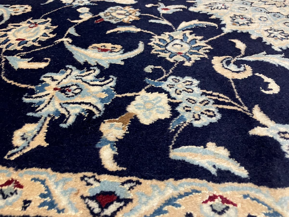 Perserteppich Nain, orientalisch, 165x234 cm, überwiegend in Blau — Nahaufnahme der Textur
