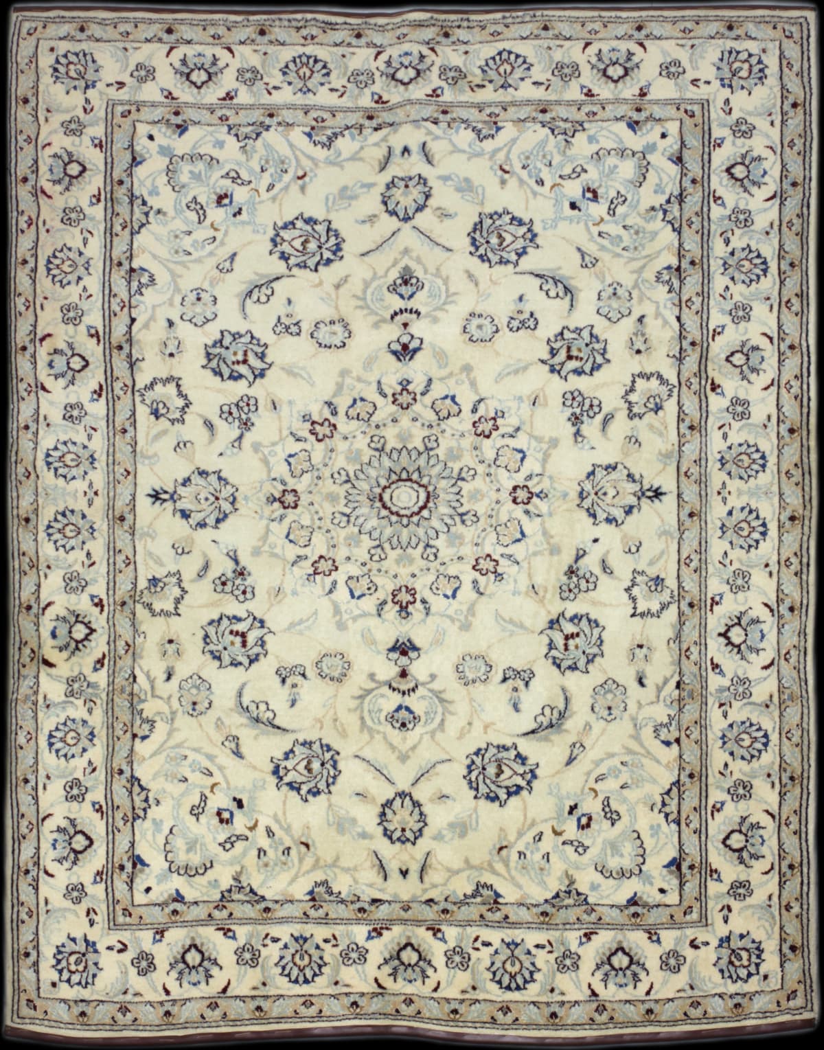 alfombra persa en dimensiones 232 centímetros de largo por 162 centímetros de ancho con colores principalmente blanco