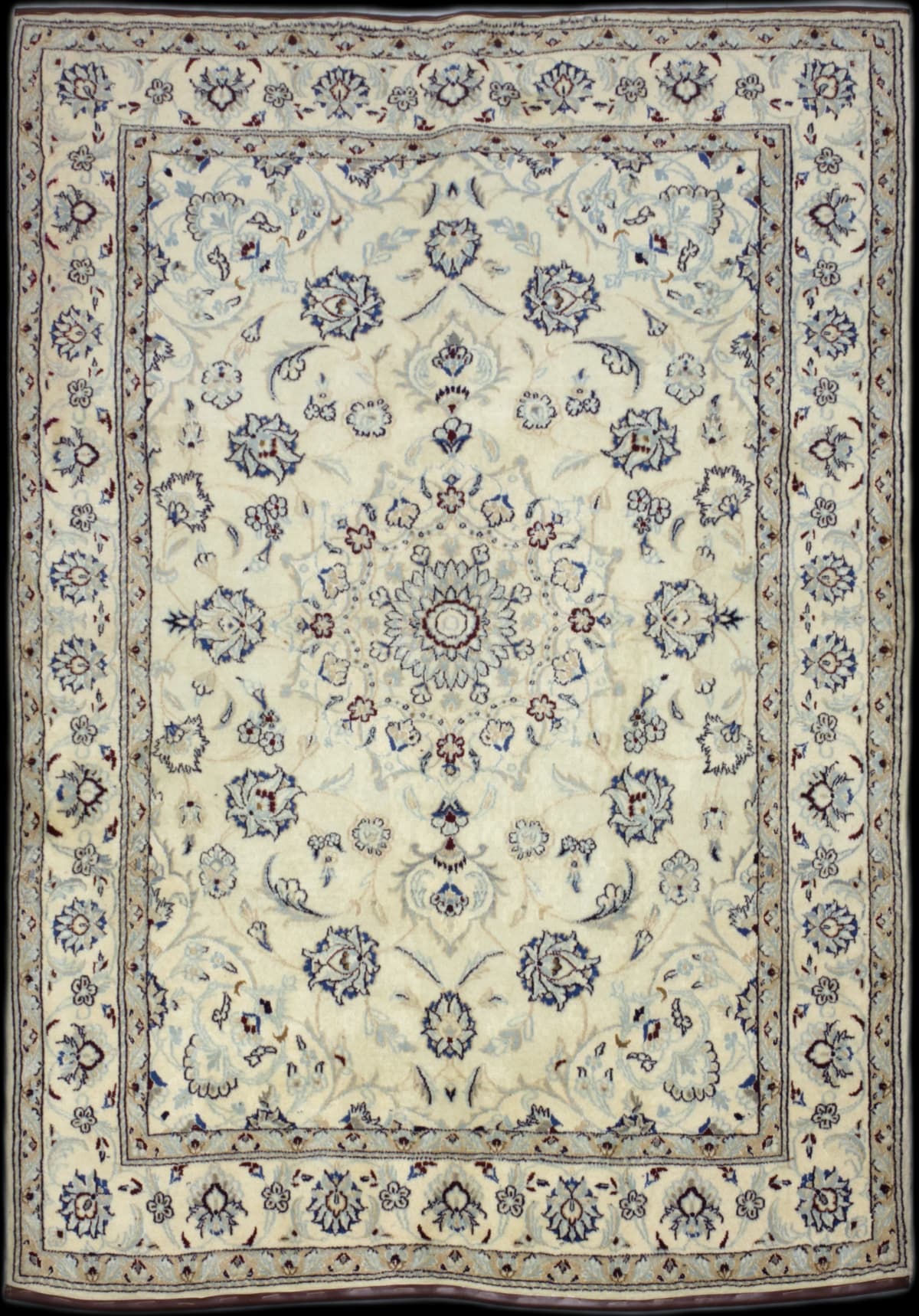 persischer Teppich im Nain Stil in den Maßen 232 Zentimeter Länge mal 162 Zentimeter Breite mit überwiegend beige und weiß Farben