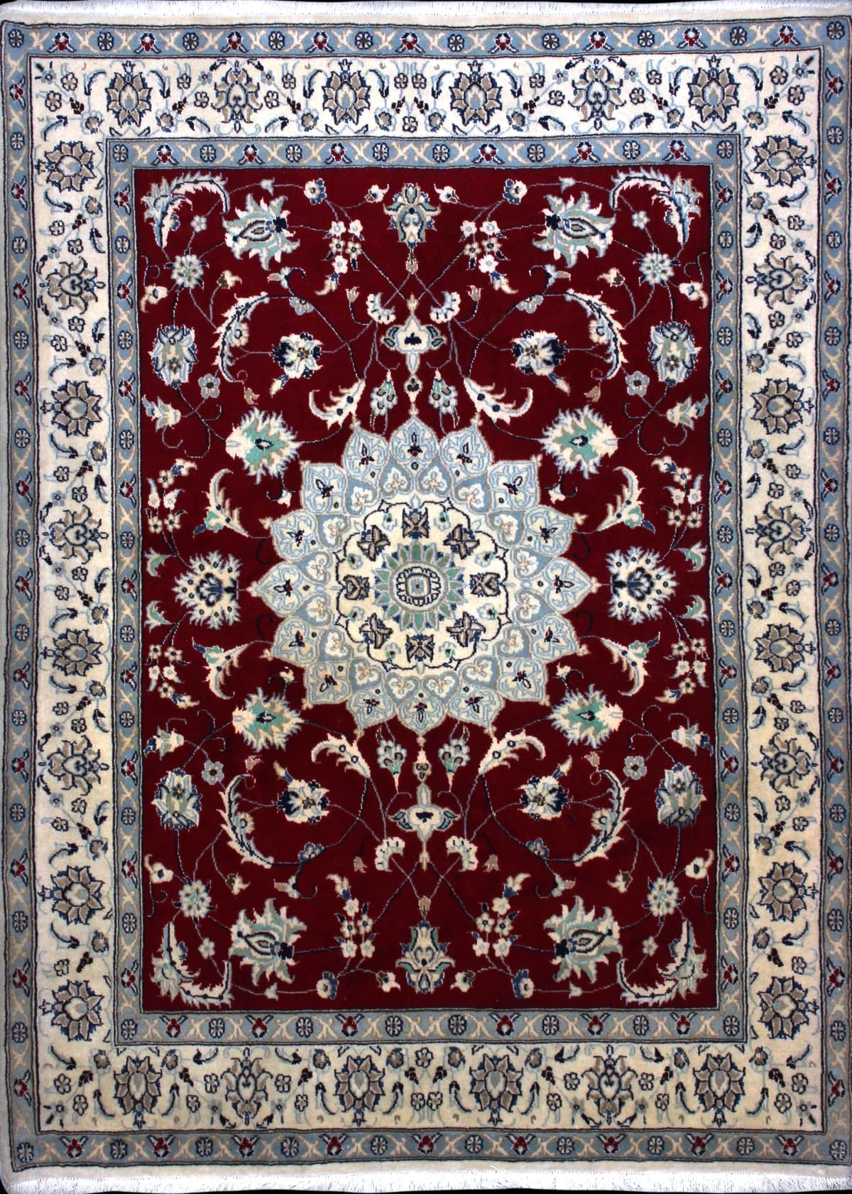 alfombra persa de estilo Nain en dimensiones 208 centímetros de largo por 150 centímetros de ancho con colores principalmente rojo