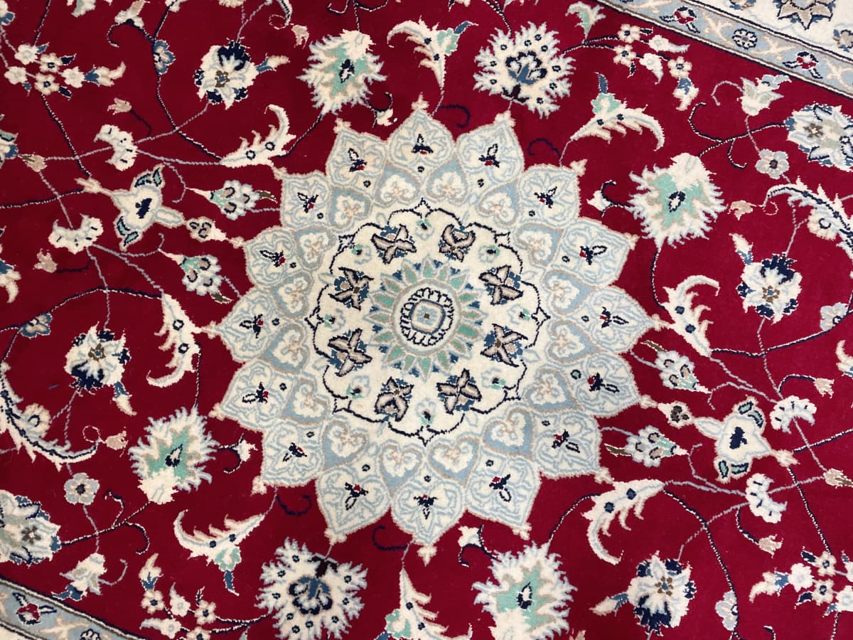 Perserteppich Nain, orientalisch, 150x208 cm, überwiegend in Rot — Nahaufnahme der Textur