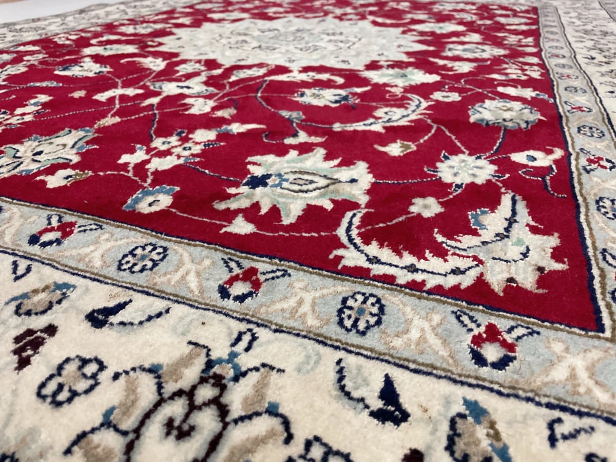 Perserteppich Nain, orientalisch, 150x208 cm, überwiegend in Rot — Nahaufnahme der Textur