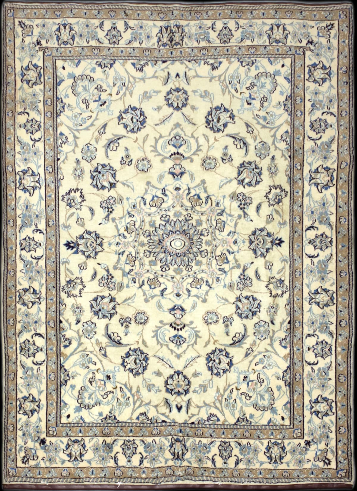 alfombra persa de estilo Nain en dimensiones 223 centímetros de largo por 162 centímetros de ancho con colores principalmente beige
