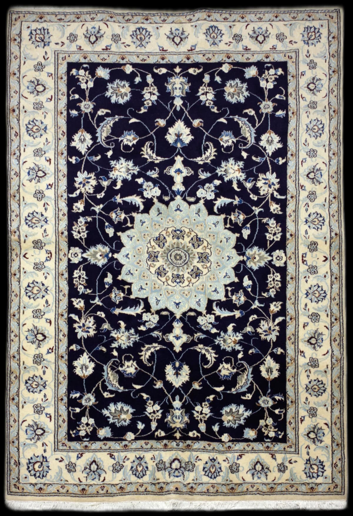 alfombra persa en dimensiones 257 centímetros de largo por 168 centímetros de ancho con colores principalmente azul