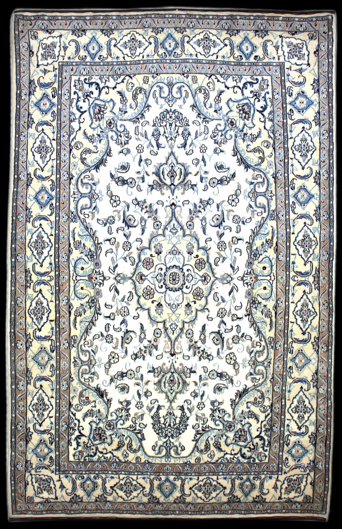 alfombra persa de estilo Nain en dimensiones 255 centímetros de largo por 164 centímetros de ancho con colores principalmente blanco y azul