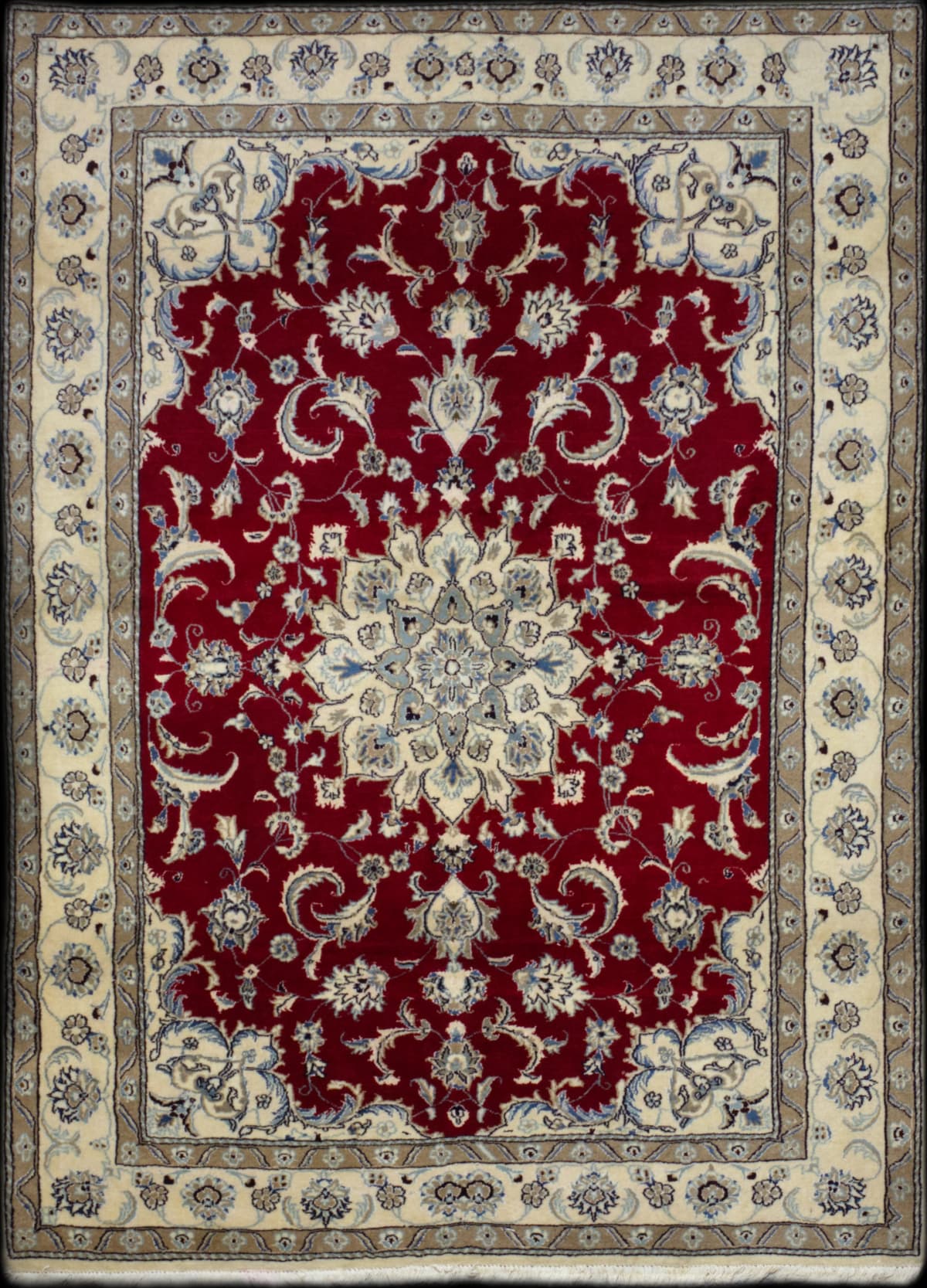 alfombra persa en dimensiones 247 centímetros de largo por 166 centímetros de ancho con colores principalmente verde