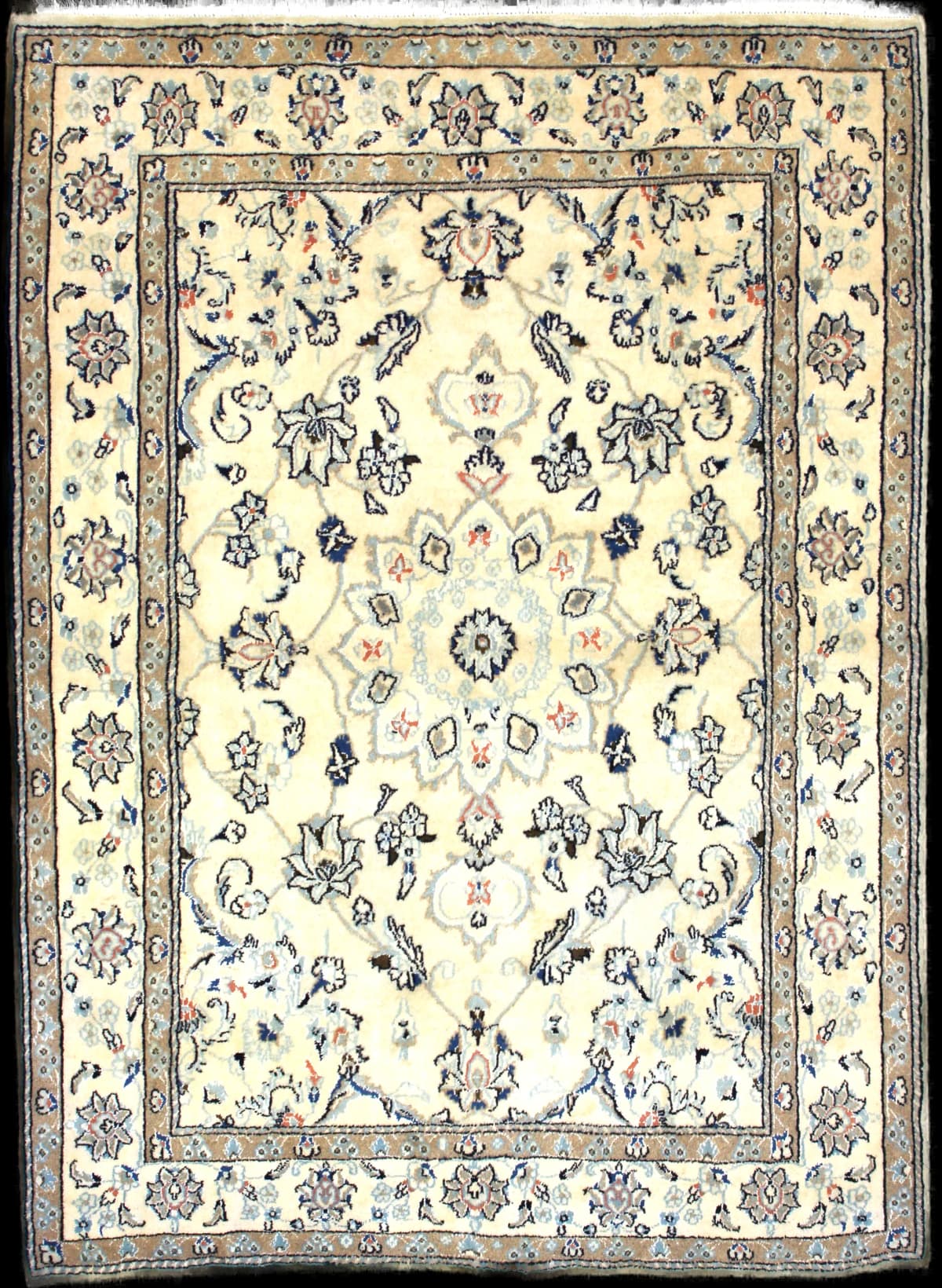alfombra persa de estilo Nain en dimensiones 206 centímetros de largo por 145 centímetros de ancho con colores principalmente beige